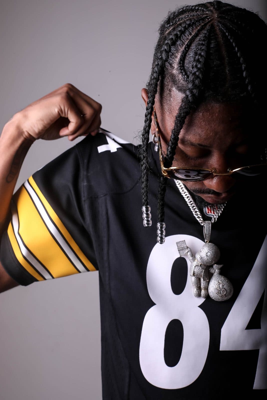 Ojizzy de jersey 84 preto e amarelo, olhando pra baixo
