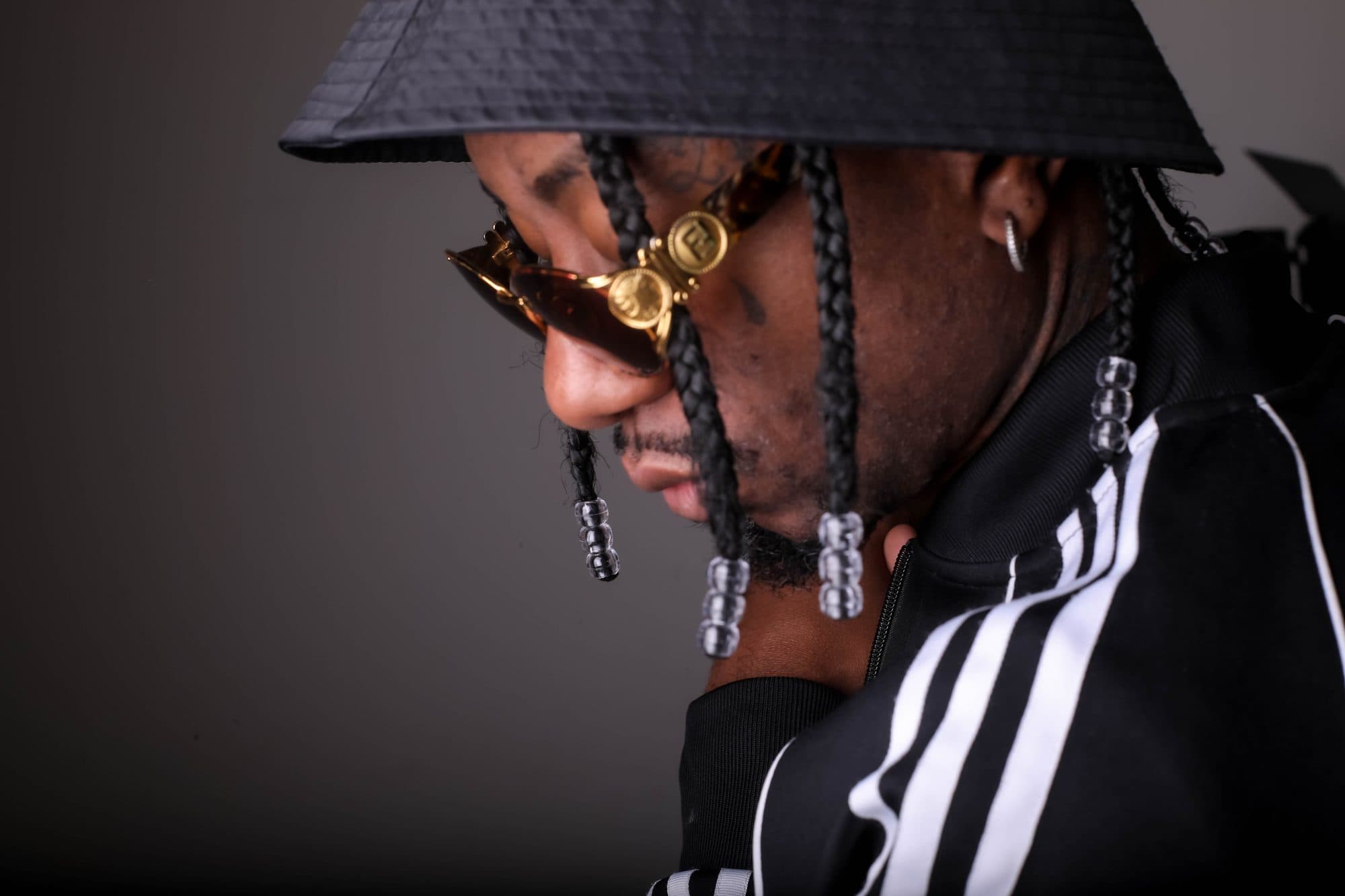 Perfil do Ojizzy de bucket hat preto